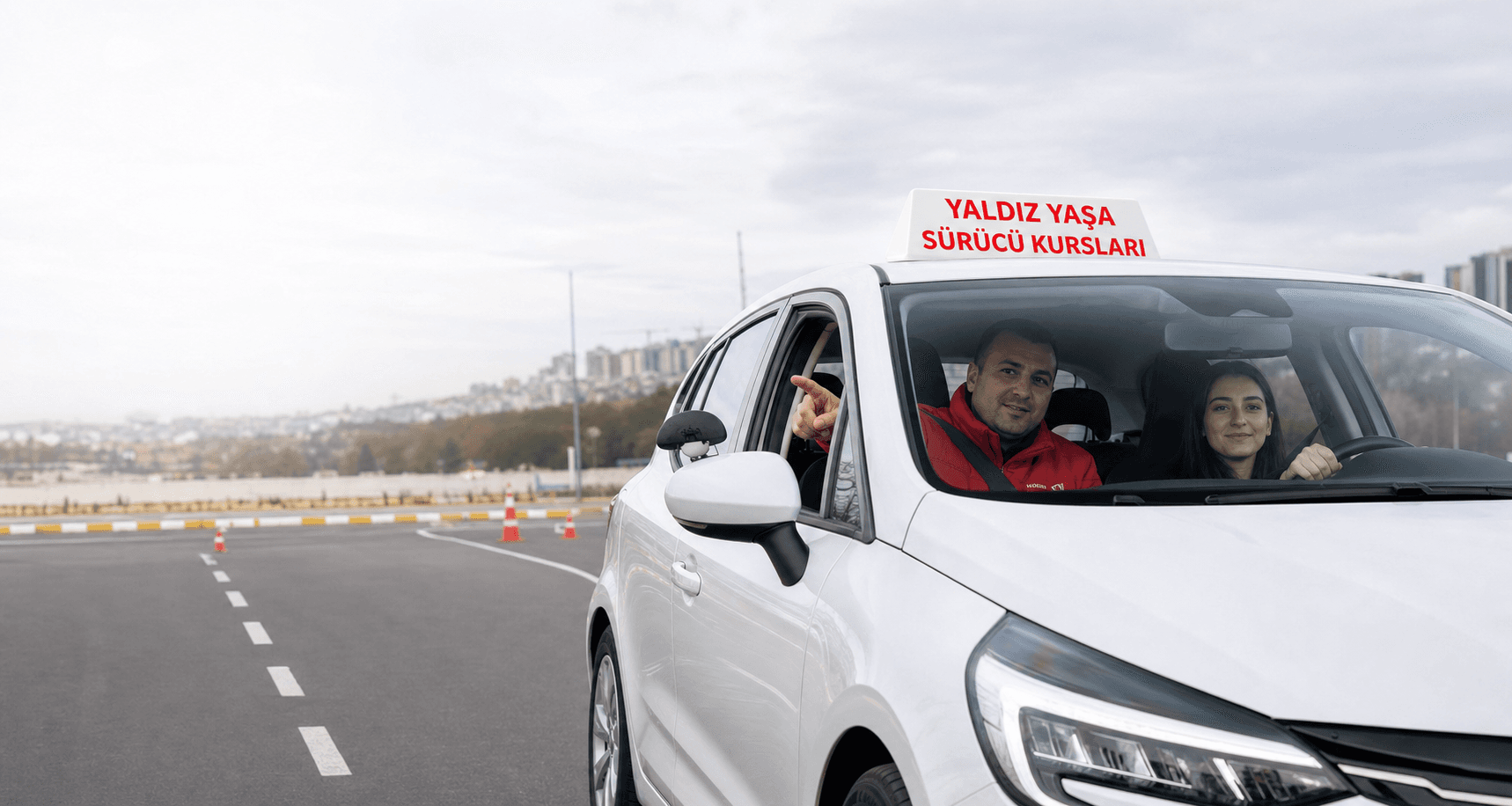 Beyaz eğitim aracında direksiyon dersi alan öğrenci ve eğitmeni